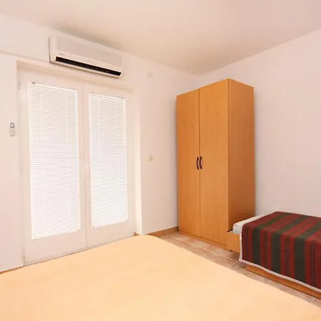 Apartment Apartments With A Parking Space Jezera, Murter - 5107 *
