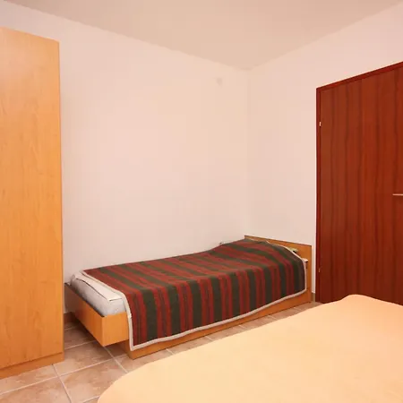 Apartments With Parking Space Jezera, Murter - 5107 Jezera